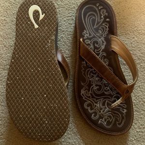 Like New-Size 7 Olukai all leather flip flops